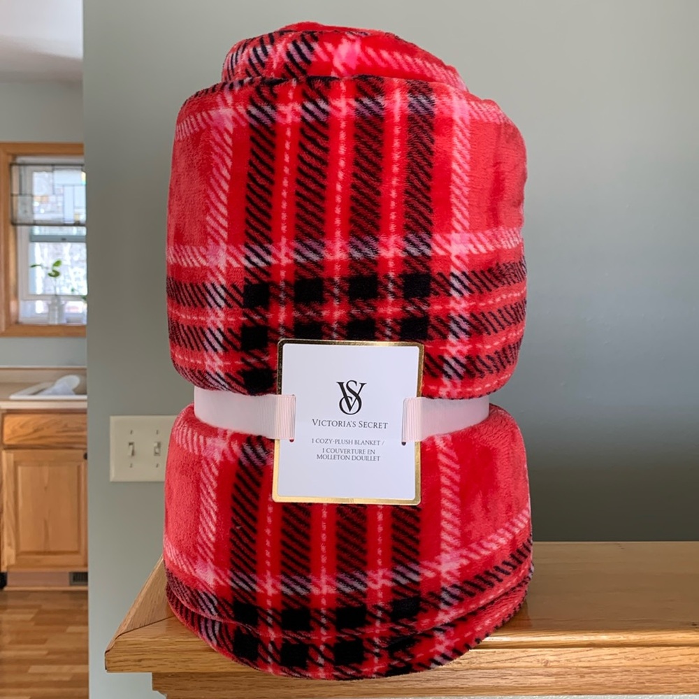 Victoria’s Secret cozy plush blanket super soft plaid fuzzy BNWT